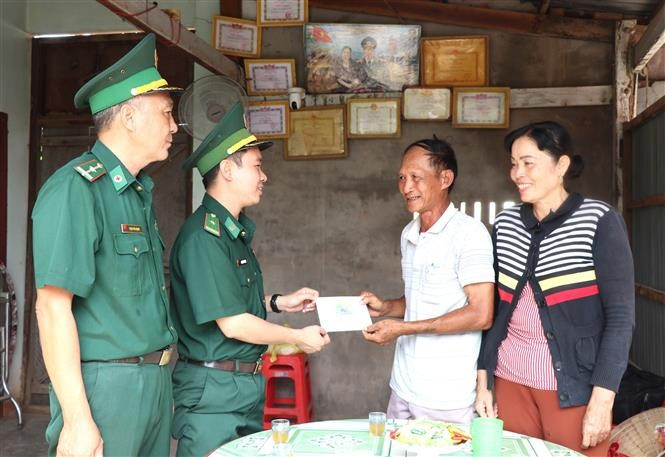 Les gardes-frontières de Dak Lak offrent des cadeaux à une famille de la commune de Ia Rvê. Photo : VNA