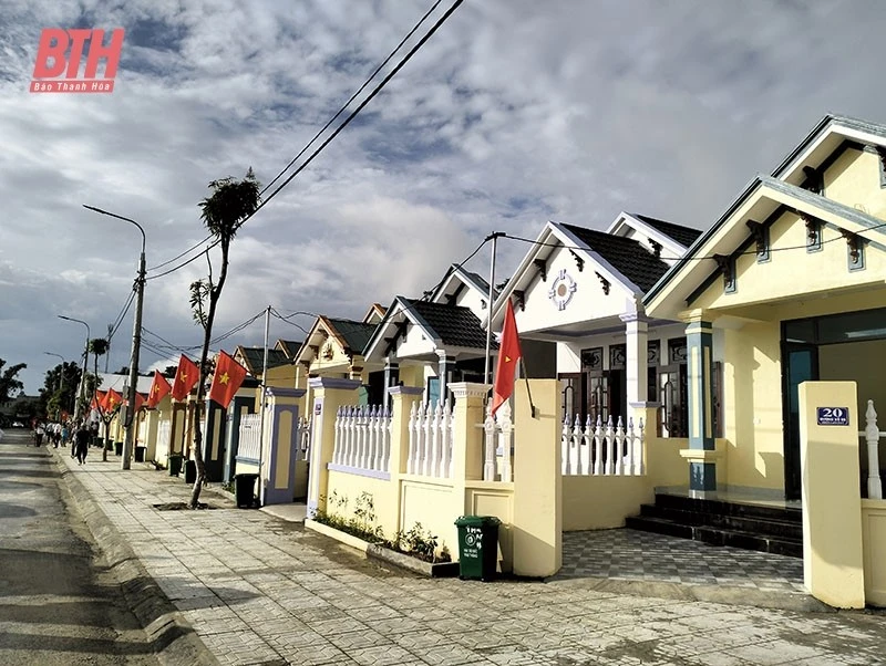 Le Comité du Parti de la province de Thanh Hoa (Centre) exhorte les autorités locales à lever rapidement les obstacles et à intensifier les efforts de mise en œuvre afin d'atteindre l'objectif d'élimination des logements précaires et insalubres d'ici octobre 2025. Photo: baothanhhoa.vn