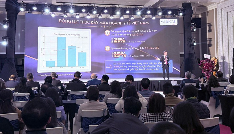 Le professeur agrégé Dang Duc Nhu, conseiller principal de Medicallaw, à la conférence HIMA 2025. Photo: VietnamPlus