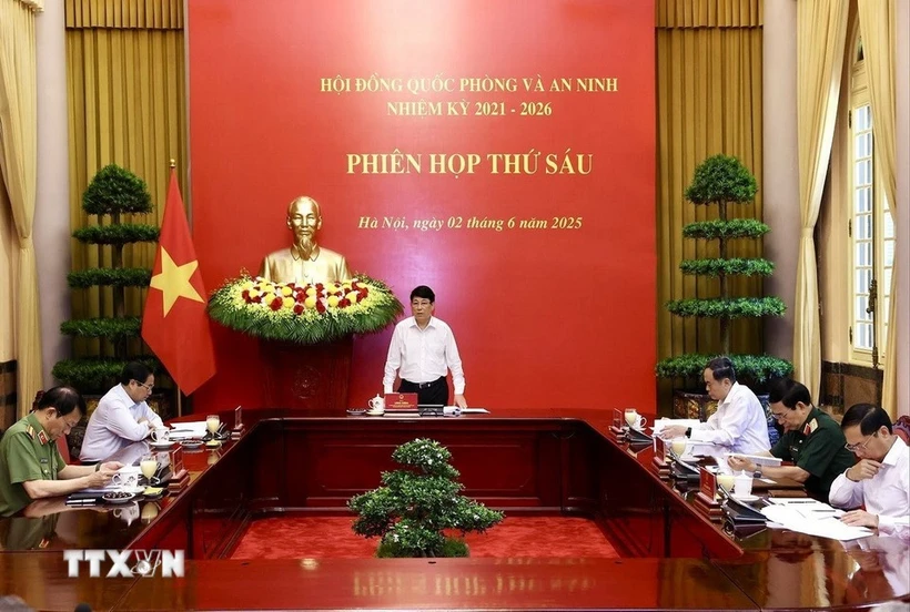 Le Conseil national de défense et de sécurité a tenu sa 6e réunion pour le mandat 2021-2026 ce lundi 2 juin matin à Hanoï. La séance était présidée par Luong Cuong, président du Vietnam et président du Conseil. Photo: VNA