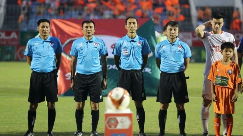 Des arbitres lors de la V-League. Photo : VFF