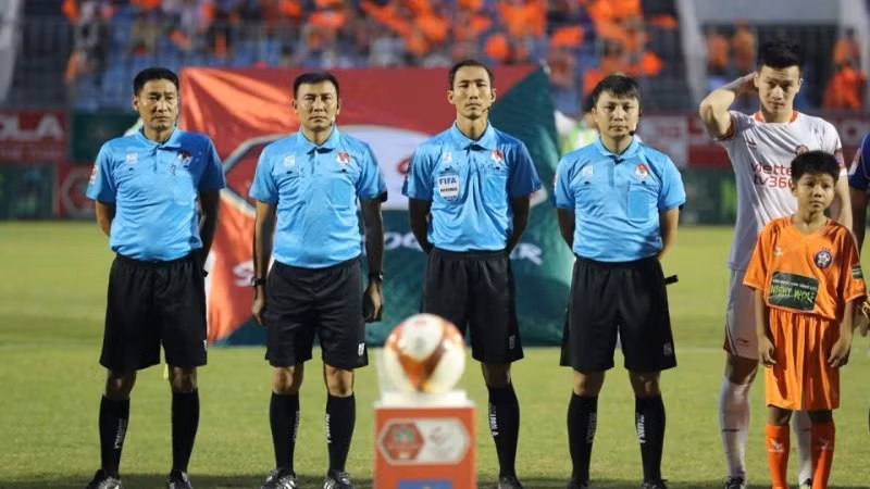 Des arbitres lors de la V-League. Photo : VFF
