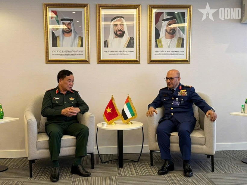 Le vice-ministre de la Défense, le général de corps d’armée Hoang Xuan Chien (gauche) et le sous-secrétaire du ministère de la Défense des Émirats arabes unis, le général de division Ibrahim Nasser Al-Alawi. Photo: qdnd.vn