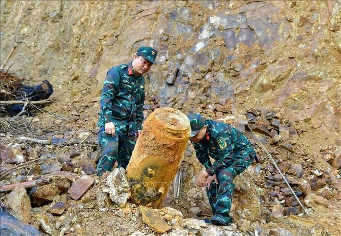 Une bombe MK83 datant de la guerre, découverte dans la commune de Thân Linh, province de Nghê An (Centre), a été neutralisée en toute sécurité le 4 juillet.