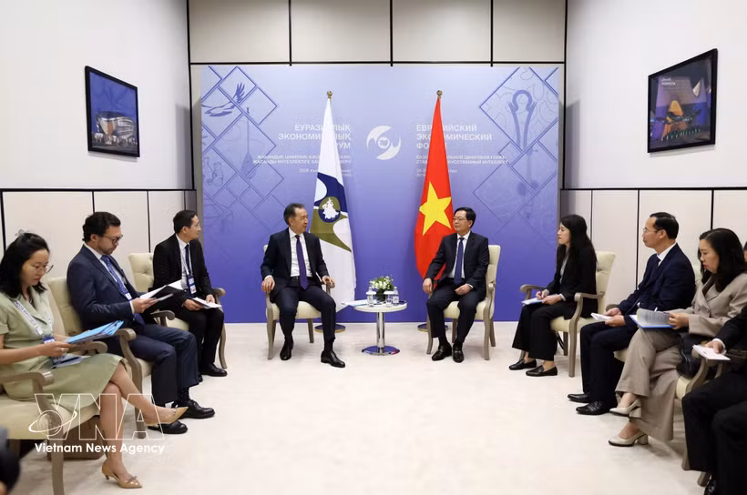 Rencontre entre le vice-Premier ministre Ho Quoc Dung et Bakytzhan Sagintayev, président du Conseil de la Commission économique eurasienne (CEE). Photo: VNA