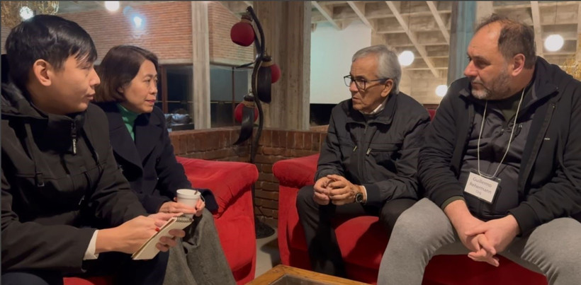 Séance de travail entre l’ambassadrice Ngo Minh Nguyet et Juan Castillo, secrétaire général du Parti communiste d’Uruguay et ministre du Travail et de la Sécurité sociale. Photo: VNA