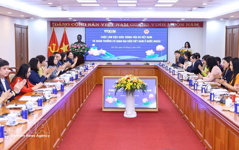 La réunion entre la VNA et les représentations du Vietnam à l’étranger. Photo: VNA