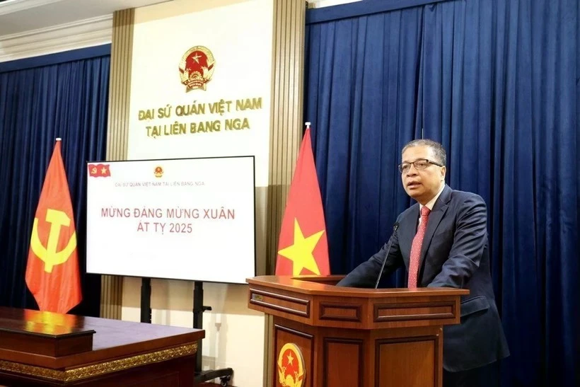 L'ambassadeur du Vietnam Dang Minh Khoi à la célébration du 95e anniversaire du Parti en Russie. Photo: VNA