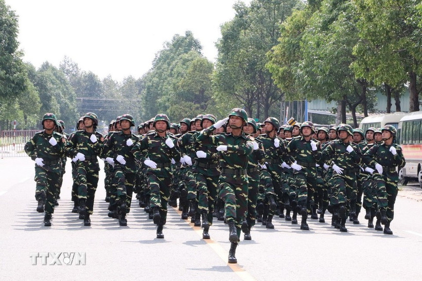 Des troupes cambodgiennes et lao répètent à Binh Duong pour le 50e anniversaire de la Réunification du Vietnam. Photo: VNA