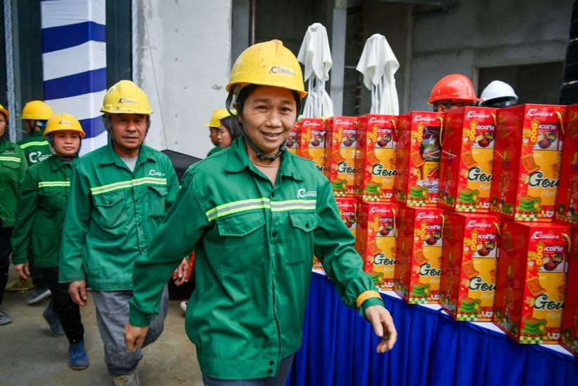 Remise de cadeaux du Têt 2025 aux ouvriers dans la province de Hung Yên (Nord). Photo : nhandan.vn
