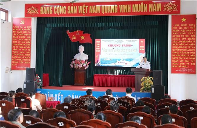 Le programme "Les garde-côtes vietnamiens accompagnent les pêcheurs". Photo: VNA