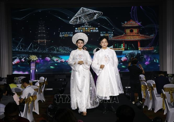 Représentation de l'ao dai à l'événement. Photo: VNA