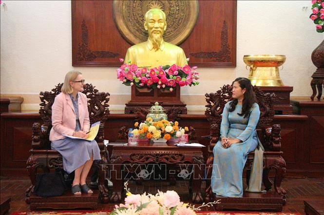 La consule générale d'Australie à Ho Chi Minh-Ville, Sarah Hooper, et la vice-présidente du Comité populaire municipal de Can Tho, Nguyen Thi Ngoc Diep. Photo: VNA