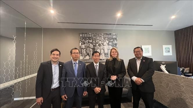La délégation vietnamienne et les dirigeants de l’État de Tasmanie. Photo: VNA