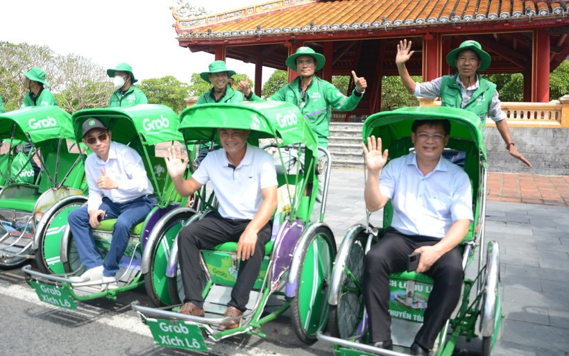 Huê lance le premier service de tricycles Grab Xich lô au Vietnam. Photo: VNA