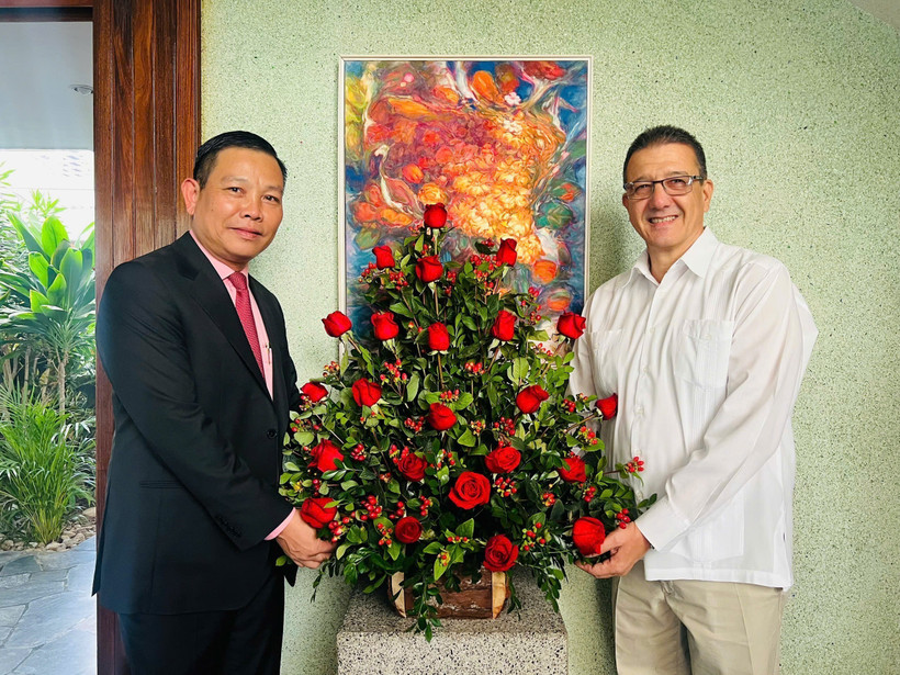 l’ambassadeur du Vietnam à Caracas, Vu Trung My (gauche) et l’ambassadeur de Cuba au Venezuela, Jorge Luis Mayo Fernández. Photo: VNA
