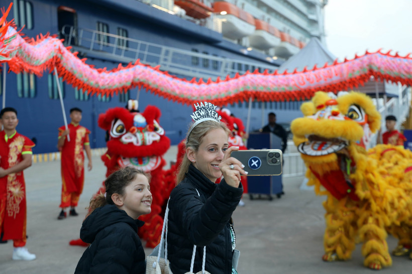 Touristes au port international de croisière de Ha Long. Photo: VNA