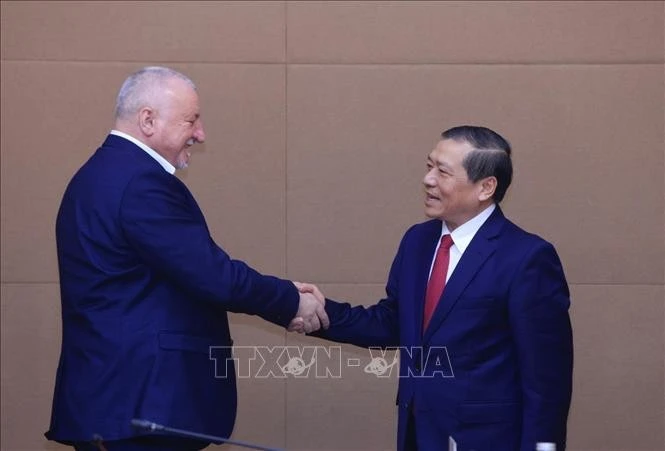 Le chef adjoint permanent de la Commission de la sensibilisation, de l'éducation et de la mobilisation des masses du Comité central du Parti communiste du Vietnam (PCV), Lai Xuân Môn, (droite) et le président du Parti socialiste hongrois (MSZP), Komjáthi Imre. Photo: VNA