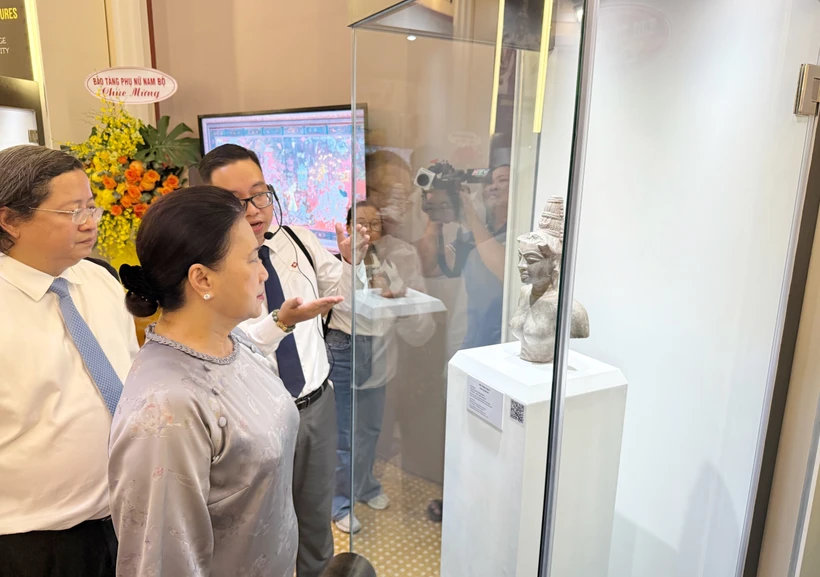 L'ancienne présidente de l'Assemblée nationale, Nguyen Thi Kim Ngan, visite l'exposition thématique. Photo : VNA