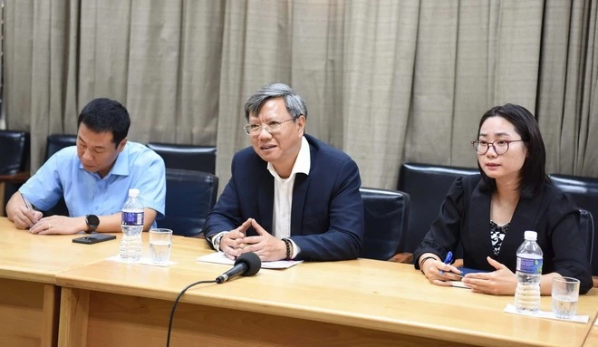 L'ambassadeur vietnamien à Cuba, Le Quang Long, travaille avec le gouverneur de la province cubaine d'Artemisa, Ricardo Concepción Rodríguez. Photo: VNA
