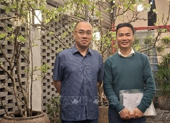 Le professeur associé et docteur Pham Quoc Nghi (droite) pose pour une photo avec le professeur agrégé Tran Hai Duc, de l'Université des sciences de Hanoï. Photo : VNA