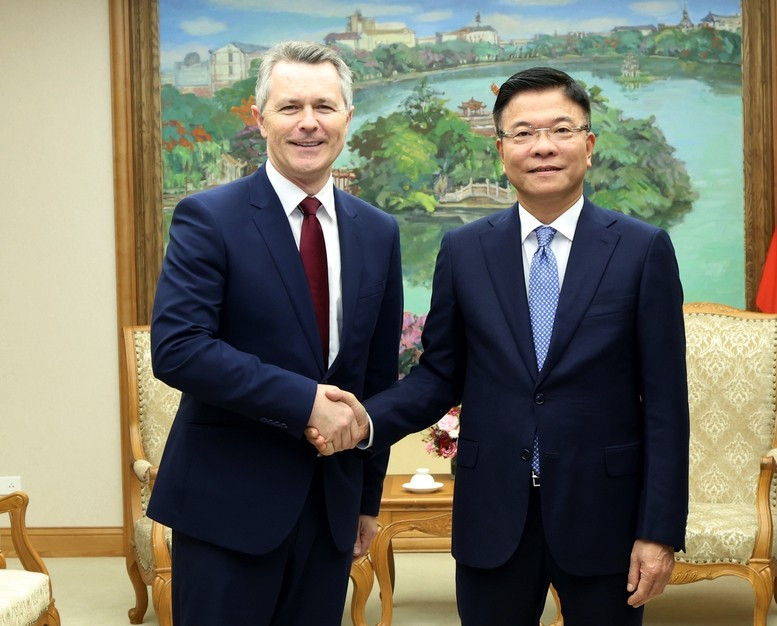 Le vice-Premier ministre Le Thanh Long (droite) et le ministre australien de l’Éducation, Jason Clare. Photo: VNA