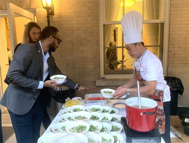 Les participants dégustent le "pho bo" lors de l'événement. Photo : VNA 