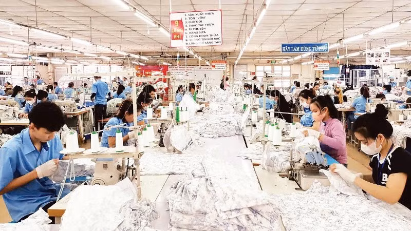 Production des produits de textile-habillement à la Compagnie par actions du textile Hoa Tho. Photo: VNA