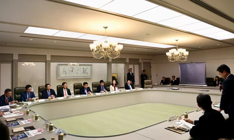 La rencontre entre le vice-Premier ministre vietnamien Nguyen Chi Dung et le maire de Nagoya Hirosawa Ichiro. Photo: VNA