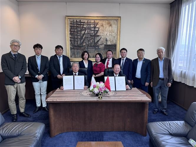La Société vietnamienne de la pêche et la société Kunihiro Inc. ont signé le 23 avril un protocole d’accord, marquant une avancée majeure dans la coopération bilatérale dans le secteur de la pêche. Photo: VNA