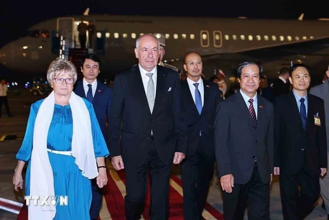 Le président hongrois et son épouse arrivent à Hanoï pour une visite officielle au Vietnam. Photo: VNA