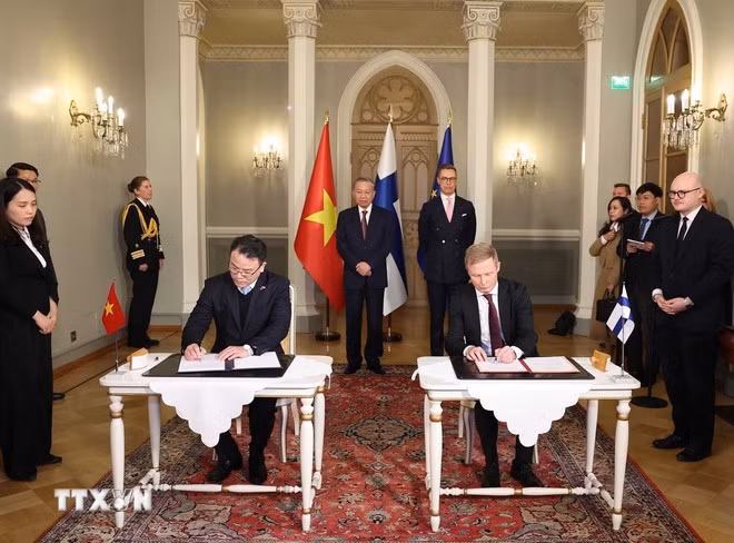 Le SG Tô Lâm (gauche) et le président finlandais Alexander Stubb à la signature du mémorandum d’accord entre le ministère vietnamien des Finances et le ministère finlandais des Affaires étrangères. Photo: VNA