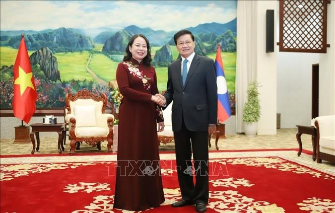 La vice-présidente vietnamienne Vo Thi Anh Xuân et le secrétaire général du Parti populaire révolutionnaire lao (PPRL) et président du Laos, Thongloun Sisoulith. Photo: VNA