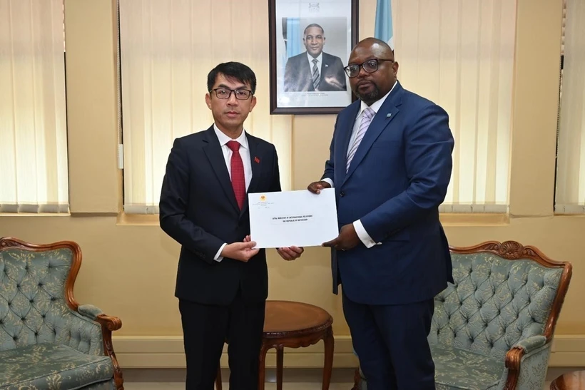 L'ambassadeur du Vietnam en Afrique du Sud et au Botswana, Hoang Sy Cuong (gauche), et le ministre des Affaires étrangères du Botswana, Phenyo Butale. Photo: VNA