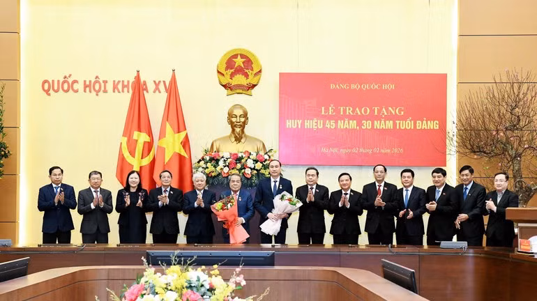 Cérémonie de remise des insignes des 45 et 30 ans d’adhésion au Parti à des membres de l’organisation du Parti de l’Assemblée nationale. Photo: VNA