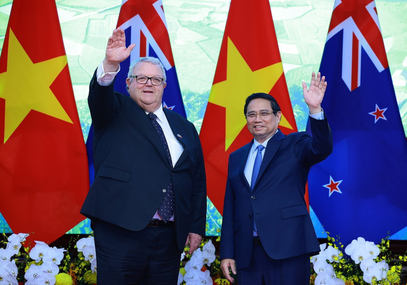 Le PM Pham Minh Chinh (droite) rencontre à Hanoï le président de la Chambre des représentants de Nouvelle-Zélande, Gerry Brownlee. Photo: VNA
