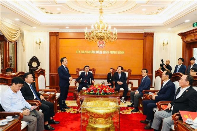 La réunion entre les autorités de la province de Ninh Binh et l’Association des petites et moyennes entreprises sud-coréennes. Photo: VNA