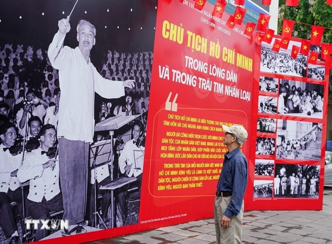 Les habitants de la capitale visitent l'exposition photographique « Le Président Hô Chi Minh dans le cœur du peuple et dans le cœur de l'humanité » au siège de l'Agence vietnamienne d'information à Hanoï. Photo : VNA