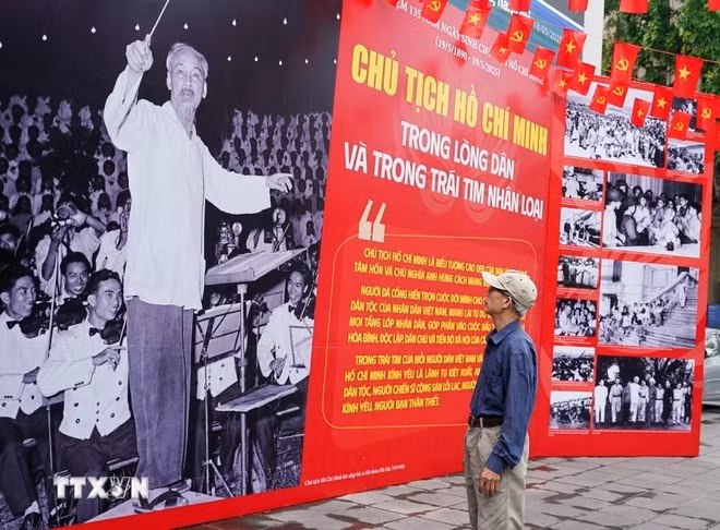 Les habitants de la capitale visitent l'exposition photographique « Le Président Hô Chi Minh dans le cœur du peuple et dans le cœur de l'humanité » au siège de l'Agence vietnamienne d'information à Hanoï. Photo : VNA
