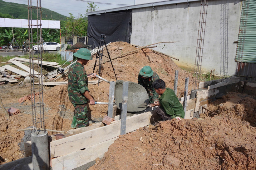 Dans les communes de Loc An et de Khe Tre, soldats et autorités locales travaillent sans relâche pour construire et réparer des maisons destinées aux familles les plus vulnérables. Photo: VNA