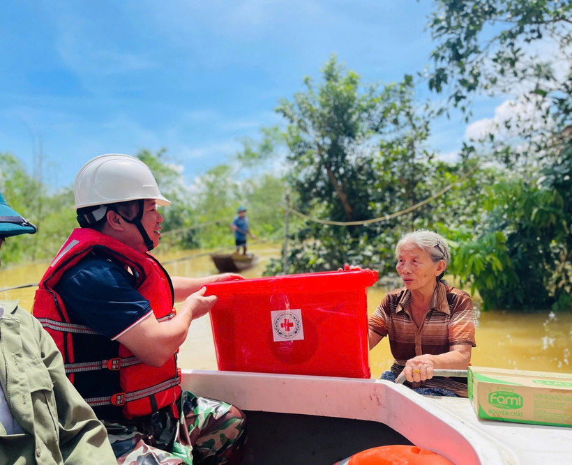 La Croix-Rouge du Vietnam lance la deuxième phase d’aide d’urgence pour les sinistrés du typhon n°10. Photo: VNA