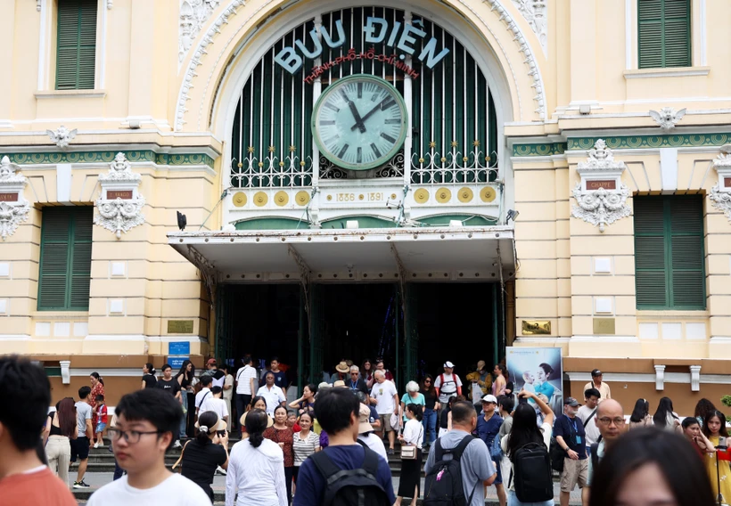 La Poste centrale de Saigon accueille de nombreux visiteurs à l'occasion du 50e anniversaire de la Libération du Sud et de la Réunification nationale. Photo : VNA