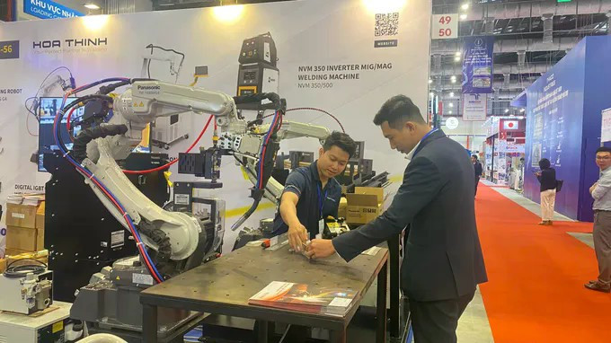 Visiteurs à l'exposition des industries auxiliaires qui s'est tenue récemment à Hô Chi Minh-Ville. Photo: VNA