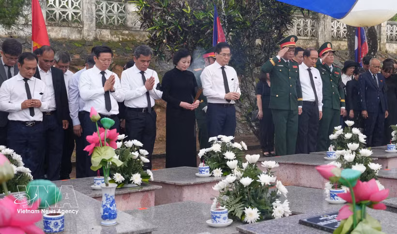 La vice-Première ministre Pham Thi Thanh Tra, également présidente du Comité national chargé de la recherche, du rapatriement et de l’identification des martyrs, ainsi que de nombreux responsables et représentants locaux, ont participé à la cérémonie d’inhumation. Photo: VNA