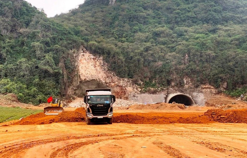 Plus de 434 000 milliards de dongs (16,44 milliards de dollars) d'investissements publics ont été décaissés à fin août. Photo: VietnamPlus