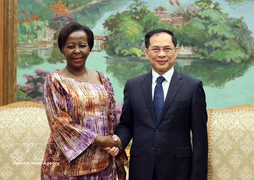 Le vice-Premier ministre Bui Thanh Son et Mme Louise Mushikiwabo, secrétaire générale de l’Organisation internationale de la Francophonie (OIF), en visite de travail au Vietnam. Photo: VNA