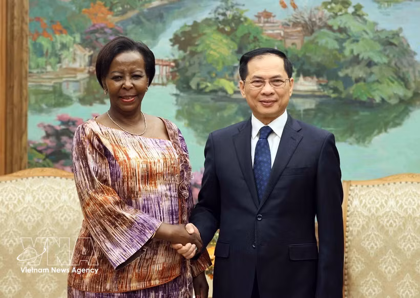 Le vice-Premier ministre Bui Thanh Son et Mme Louise Mushikiwabo, secrétaire générale de l’Organisation internationale de la Francophonie (OIF), en visite de travail au Vietnam. Photo: VNA