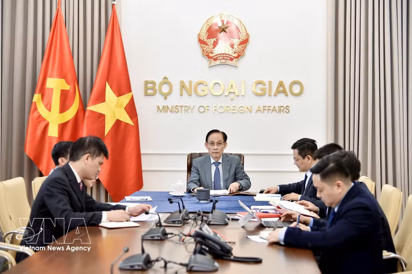 Le ministre des Affaires étrangères, Le Hoai Trung, s’entretient par téléphone le 6 mars avec Kaja Kallas, haute représentante de l’Union européenne pour les affaires étrangères et la politique de sécurité. Photo: VNA