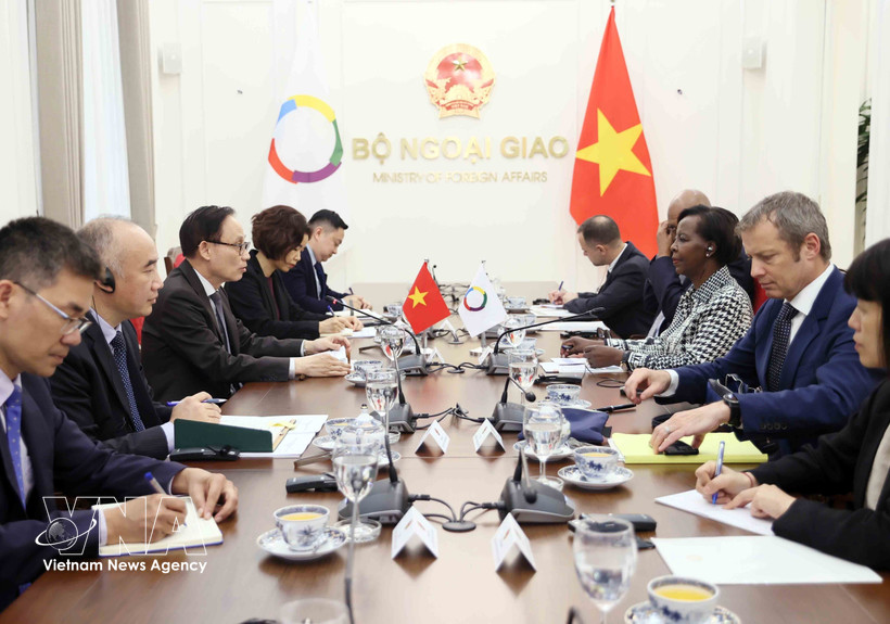Entretien entre le ministre des AE Le Hoai Trung et la secrétaire générale de la Francophonie Louise Mushikiwabo. Photo: VNA