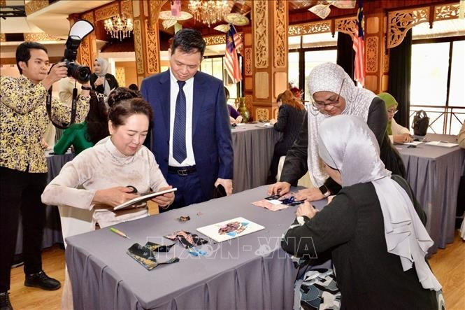 Mme Nguyen Thi Thanh Nga et Mme Datin Dr. Rozana binti Kamal ont visité le Centre d’artisanat de Kuala Lumpur. Photo: VNA